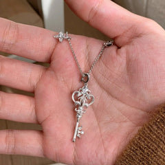 Vintage-Style Iris Key Pendant Necklace – 18K Gold Plated Light Luxury Sweater Chain & Exquisite Choker for Women