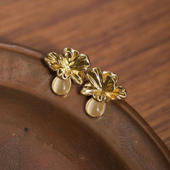 French Retro Metal Cat'S Eye Stone Three-Dimensional Flower Earrings For Women, High-End Niche Design Earrings, Mosquito Coil Disc Ear Clips