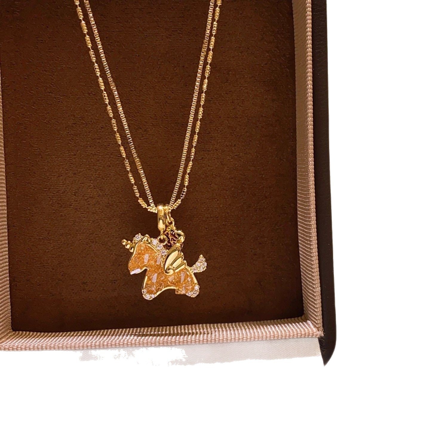 Korean Style Golden Sweet Pony Pendant Necklace – 18K Gold Plated Niche Design Clavicle Chain, High-End Light Luxury Sweater Chain for Women