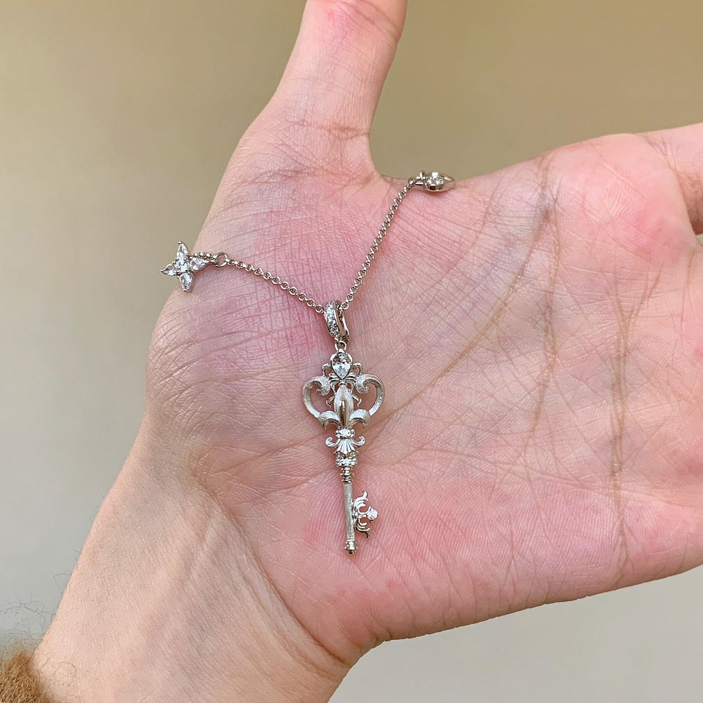 Vintage-Style Iris Key Pendant Necklace – 18K Gold Plated Light Luxury Sweater Chain & Exquisite Choker for Women