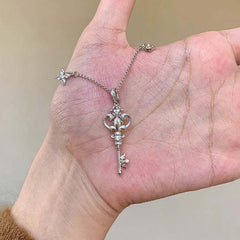 Vintage Iris Flower Key Pendant Necklace – 18K Gold Plated Niche Design Clavicle Chain, Elegant Light Luxury Jewelry for Women