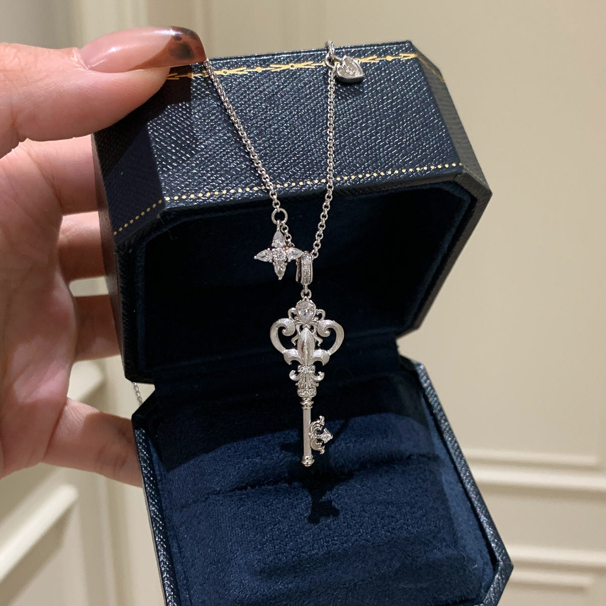 Vintage Iris Flower Key Pendant Necklace – 18K Gold Plated Niche Design Clavicle Chain, Elegant Light Luxury Jewelry for Women
