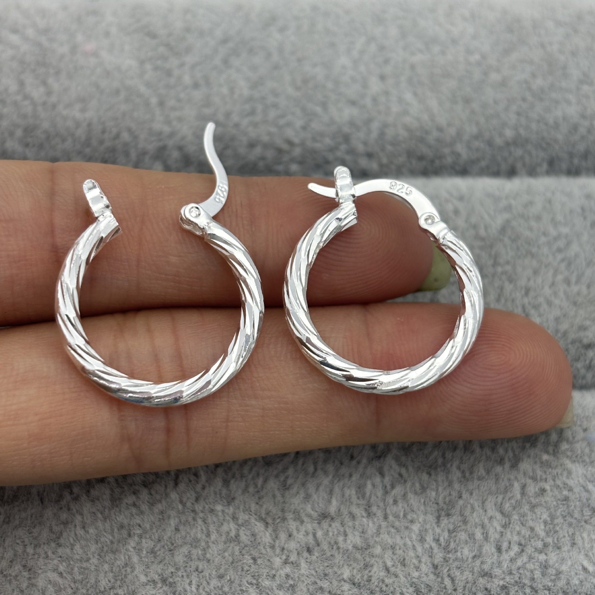"Cross-Border" Twisted Texture Large Hoops - S925 Silver Needle High-End Circle Earrings - Personalized Minimalist Statement Jewelry
