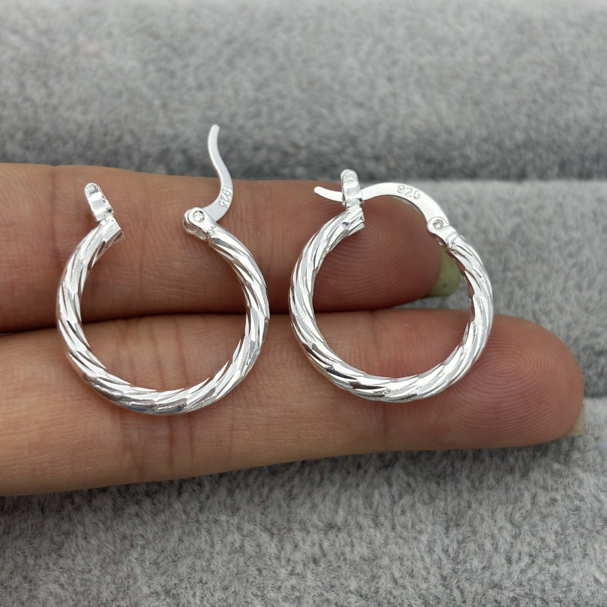 "Cross-Border" Twisted Texture Large Hoops - S925 Silver Needle High-End Circle Earrings - Personalized Minimalist Statement Jewelry
