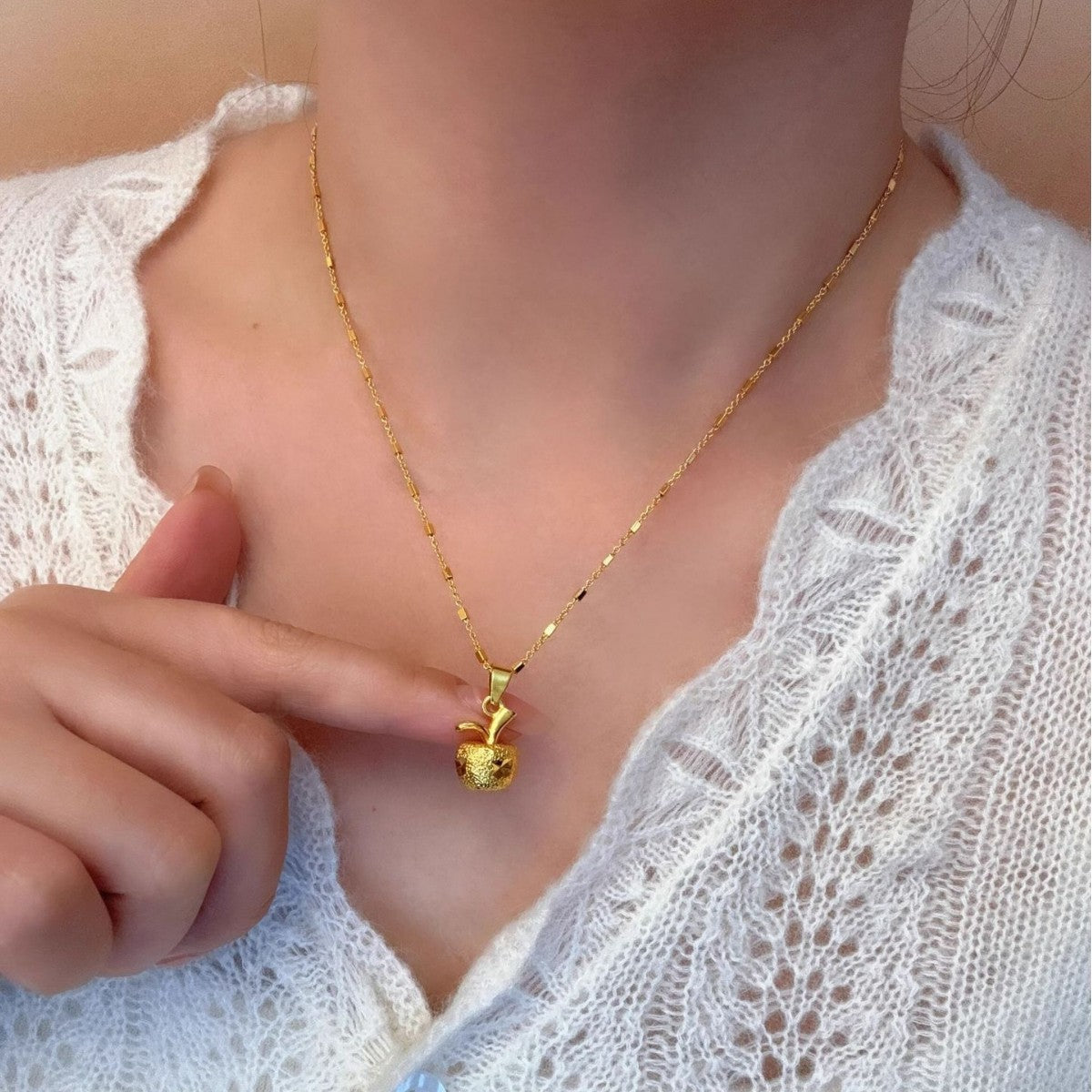 Sparkling "Ping'An" Apple Pendant Necklace – 18K Gold Plated Fruit Clavicle Chain, Light Luxury Peace & Safety Talisman, Elegant Personalized Jewelry for Women