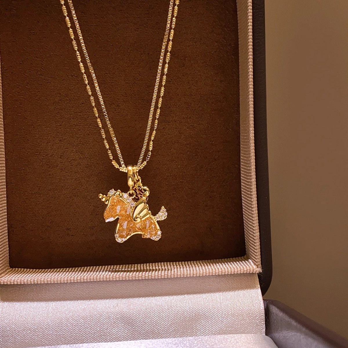 Korean Style Golden Sweet Pony Pendant Necklace – 18K Gold Plated Niche Design Clavicle Chain, High-End Light Luxury Sweater Chain for Women