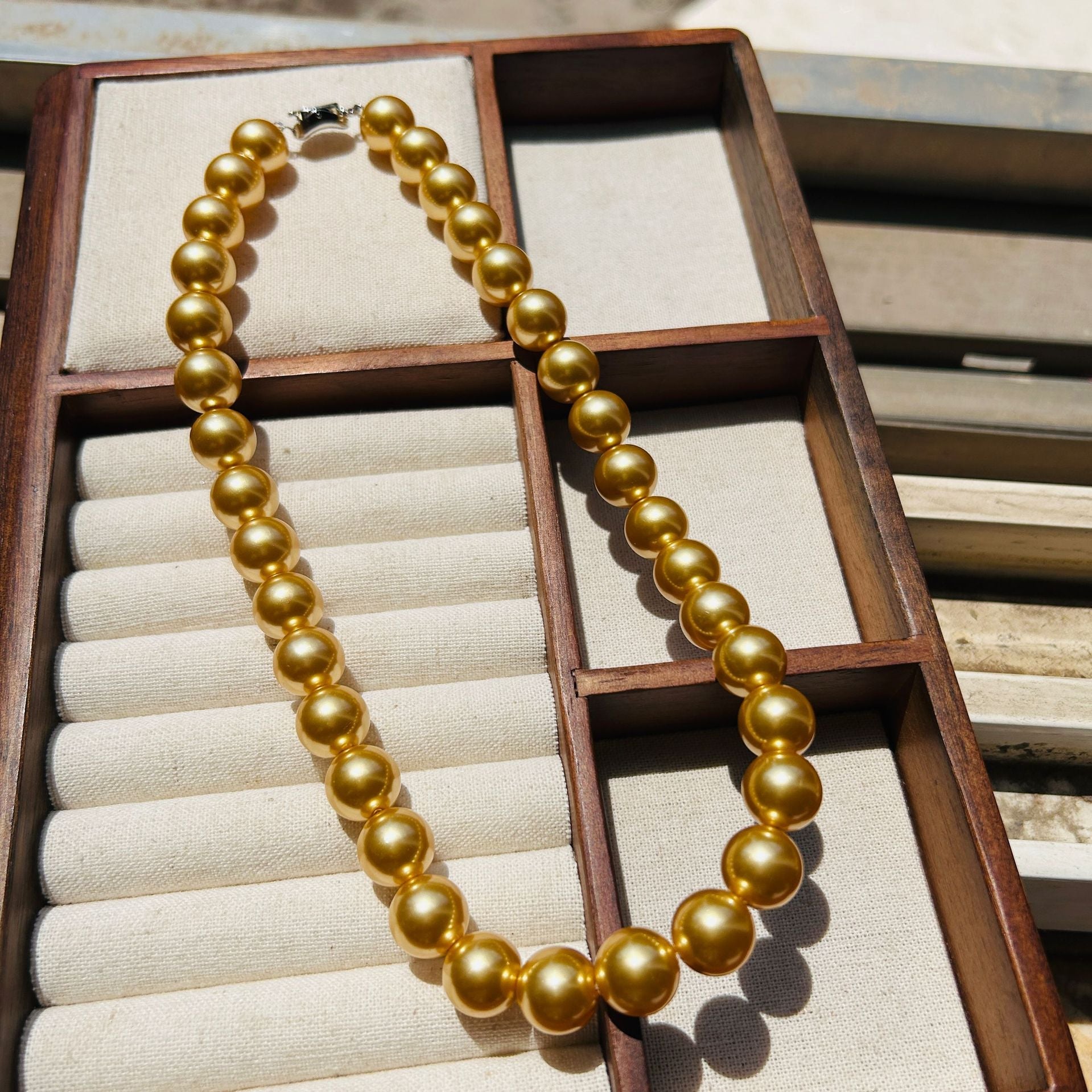 South Sea Gold Bead Pendant Necklace – 18K Gold Plated Round Pearl Clavicle Chain, Light Luxury Retro Sweater Chain, High-End Autumn & Winter Accessory