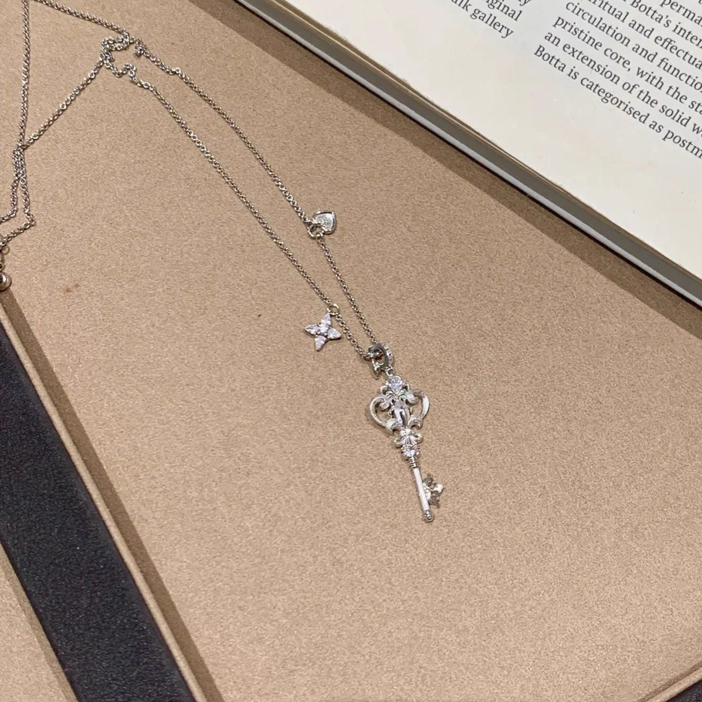 Vintage Iris Flower Key Pendant Necklace – 18K Gold Plated Niche Design Clavicle Chain, Elegant Light Luxury Jewelry for Women