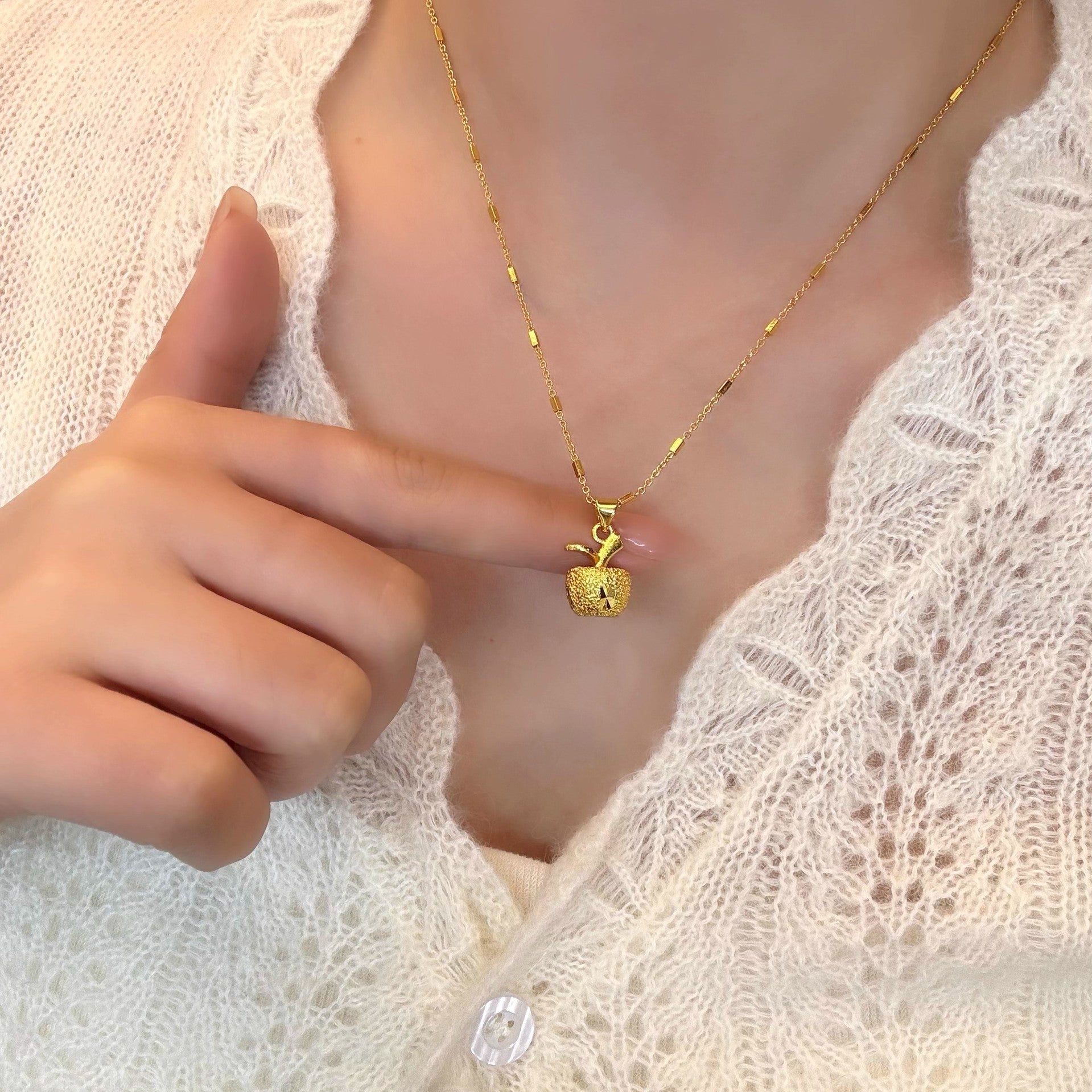 Sparkling "Ping'An" Apple Pendant Necklace – 18K Gold Plated Fruit Clavicle Chain, Light Luxury Peace & Safety Talisman, Elegant Personalized Jewelry for Women