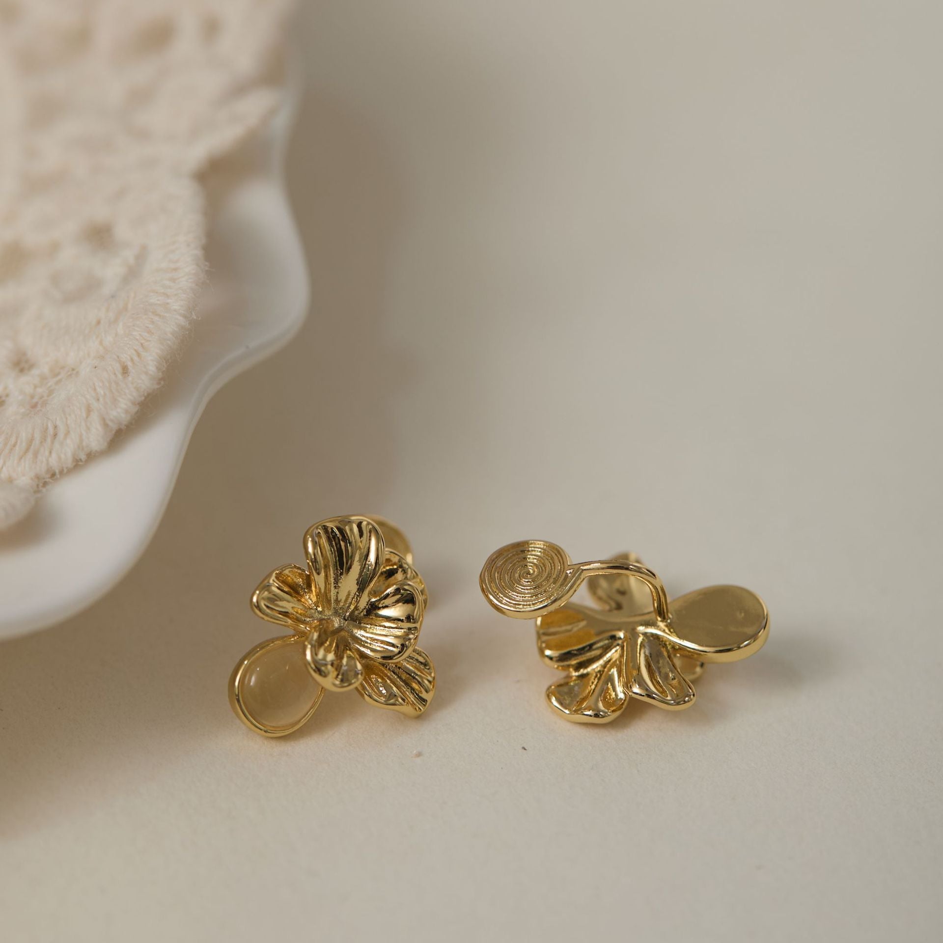 French Retro Metal Cat'S Eye Stone Three-Dimensional Flower Earrings For Women, High-End Niche Design Earrings, Mosquito Coil Disc Ear Clips