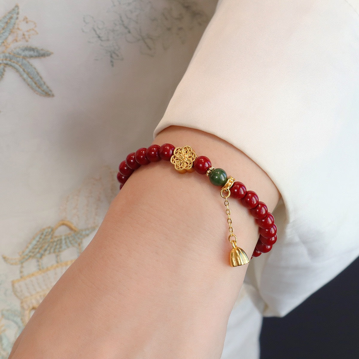 New Chinese Style Lotus Transfer Bead Bracelet – 18K Gold Plated National Trend Retro Flower Bracelet, Light Luxury Niche Hand Jewelry for Women