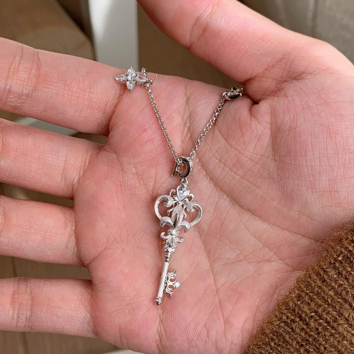 Vintage-Style Iris Key Pendant Necklace – 18K Gold Plated Light Luxury Sweater Chain & Exquisite Choker for Women