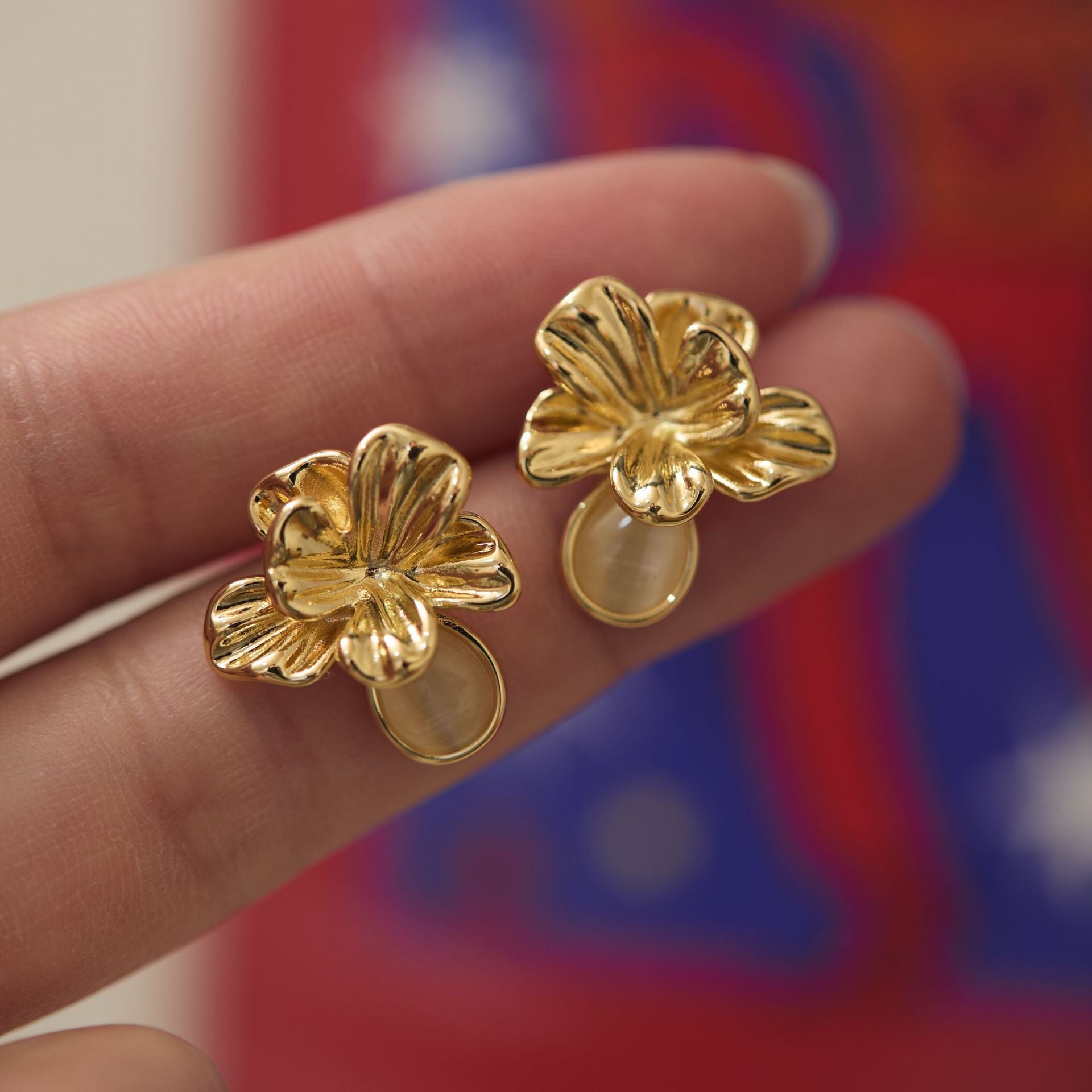 French Retro Metal Cat'S Eye Stone Three-Dimensional Flower Earrings For Women, High-End Niche Design Earrings, Mosquito Coil Disc Ear Clips