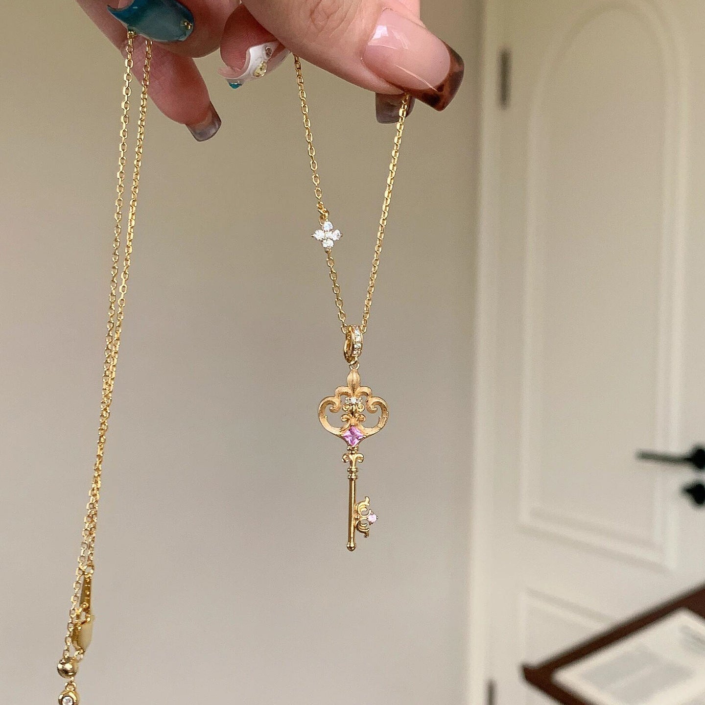 Vintage-Style Iris Key Pendant Necklace – 18K Gold Plated Light Luxury Sweater Chain & Exquisite Choker for Women