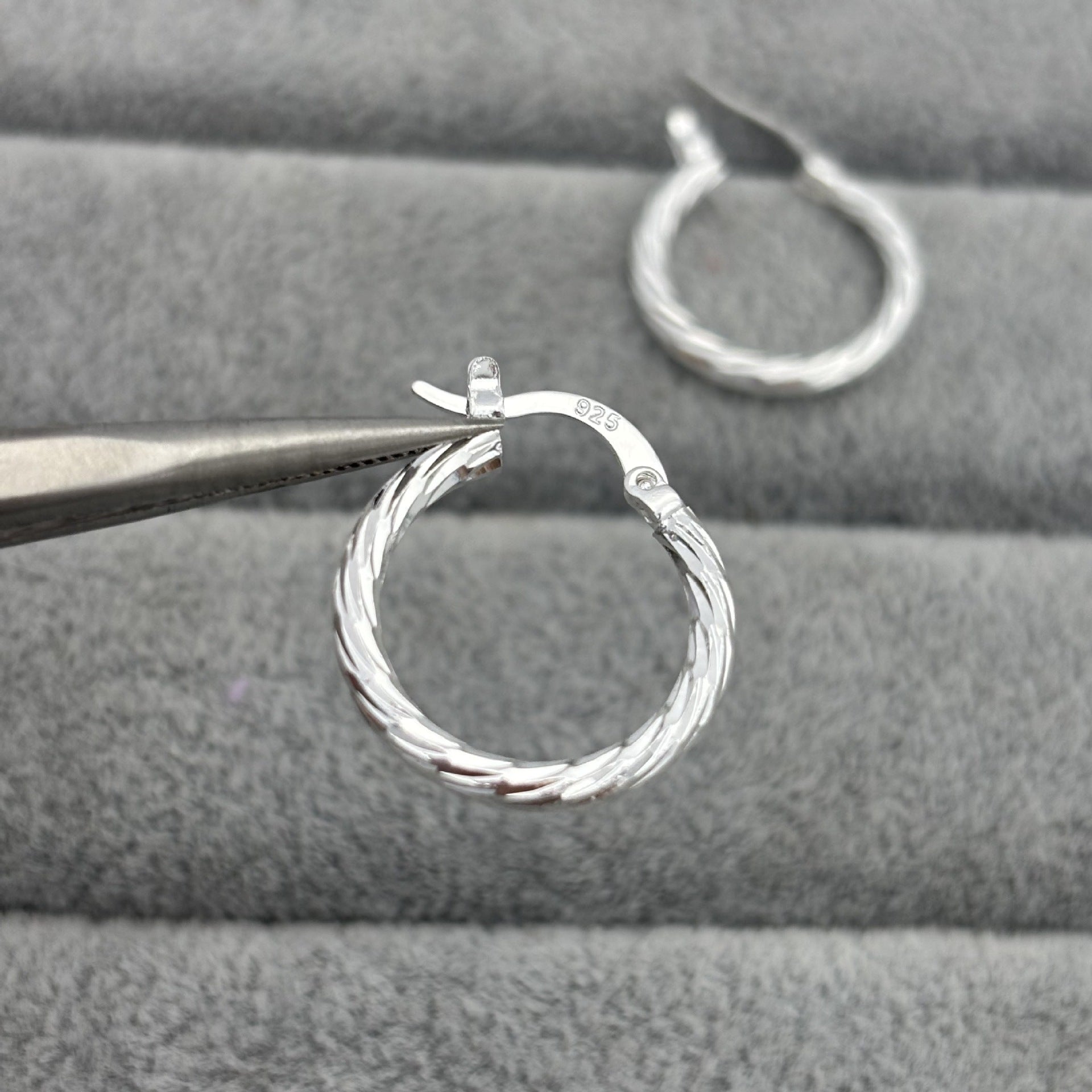 "Cross-Border" Twisted Texture Large Hoops - S925 Silver Needle High-End Circle Earrings - Personalized Minimalist Statement Jewelry