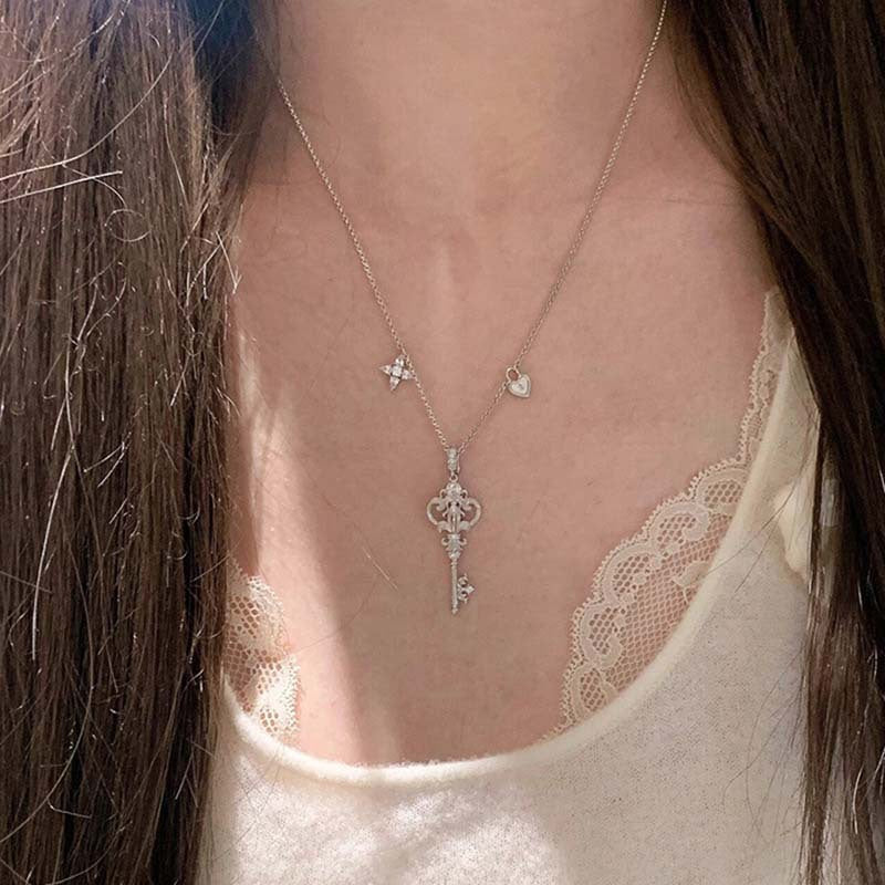 Vintage Iris Flower Key Pendant Necklace – 18K Gold Plated Niche Design Clavicle Chain, Elegant Light Luxury Jewelry for Women