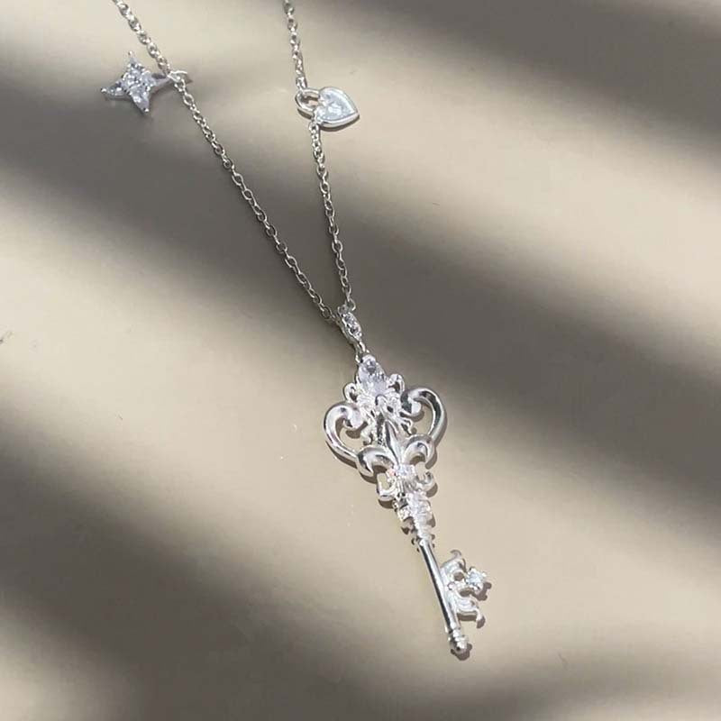Vintage Iris Flower Key Pendant Necklace – 18K Gold Plated Niche Design Clavicle Chain, Elegant Light Luxury Jewelry for Women