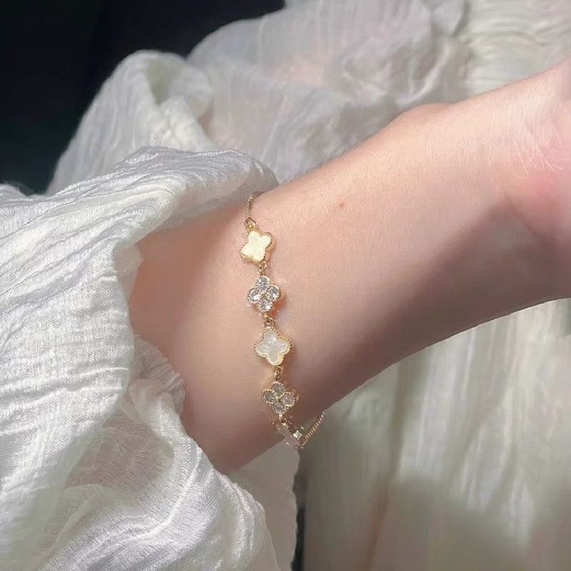Korean Four-Leaf Clover Shell Bracelet – 18K Gold Plated Lucky Flower Charm, Niche High-End Luxury Hand Jewelry for Women