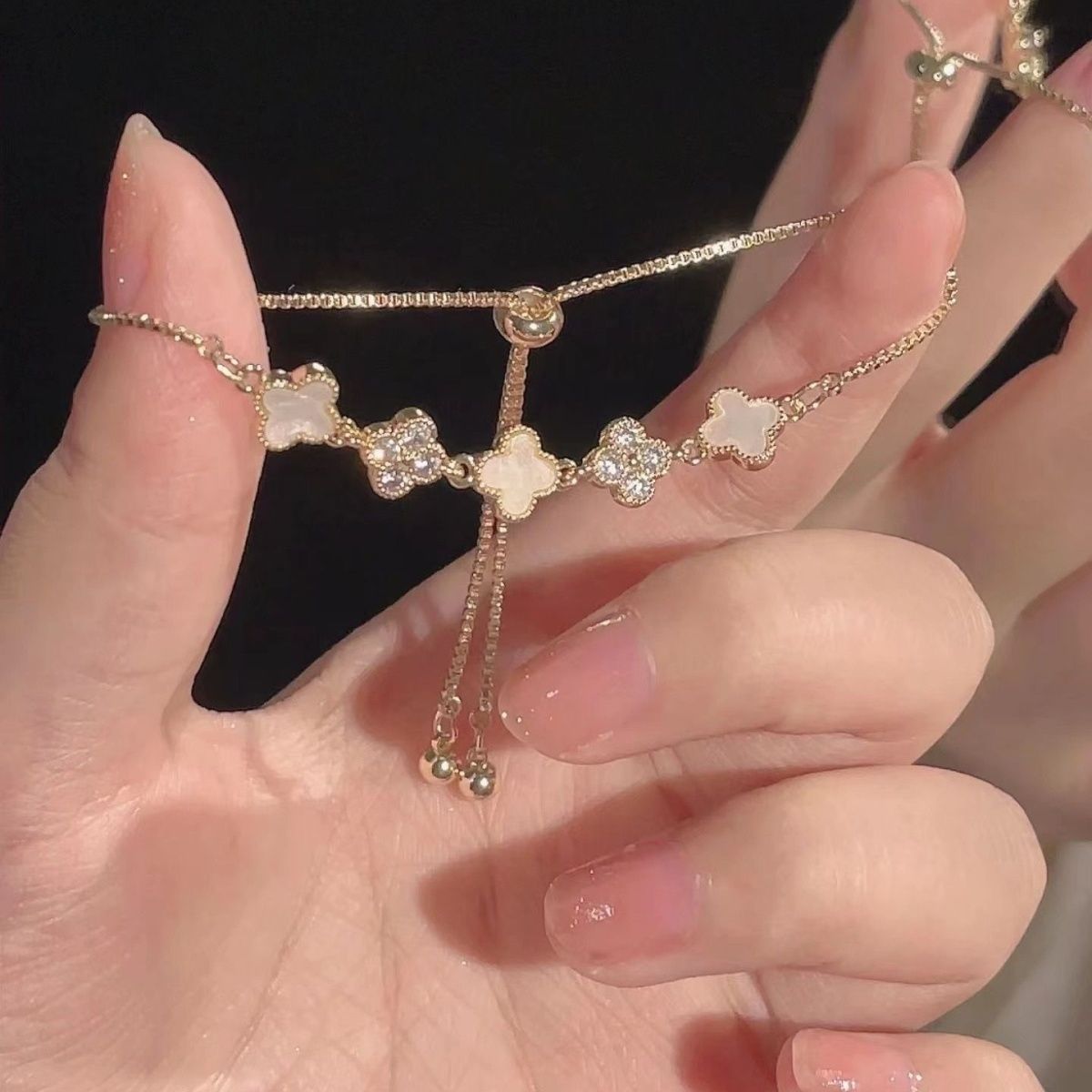 Korean Four-Leaf Clover Shell Bracelet – 18K Gold Plated Lucky Flower Charm, Niche High-End Luxury Hand Jewelry for Women