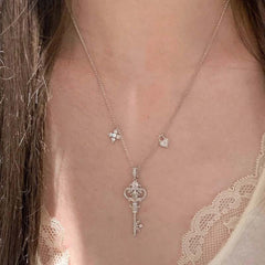Vintage Iris Flower Key Pendant Necklace – 18K Gold Plated Niche Design Clavicle Chain, Elegant Light Luxury Jewelry for Women